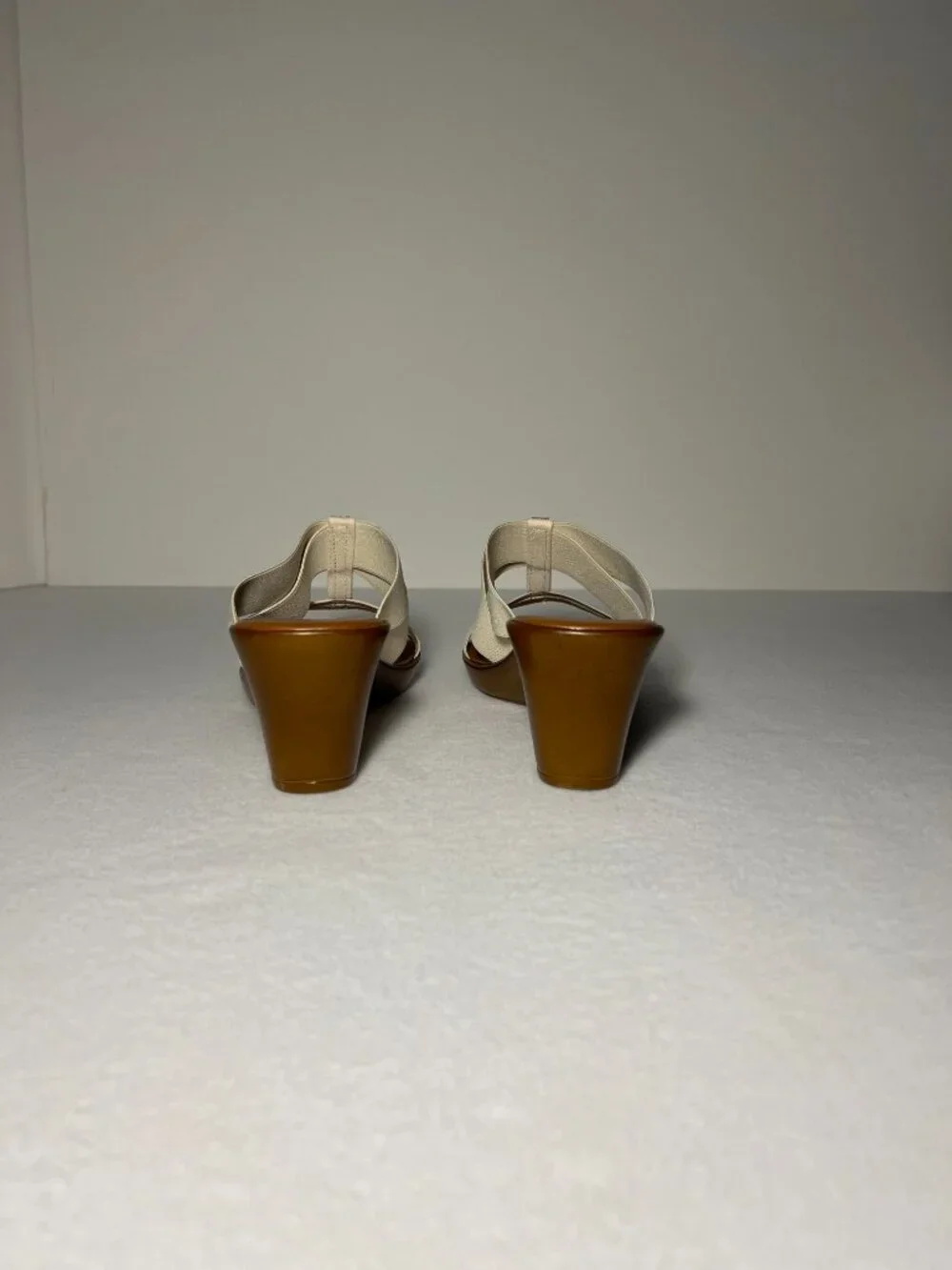 Italian Shoemakers Women's 6.5M Contesa White/Wood Color Wedge Sandal Heel